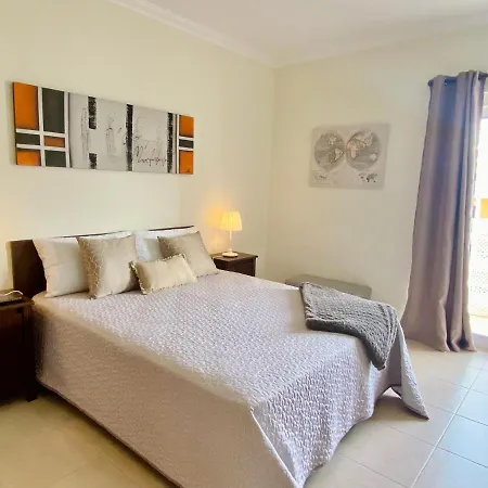 Apartamento T1 Flamingo - - 1,5 Km Da *